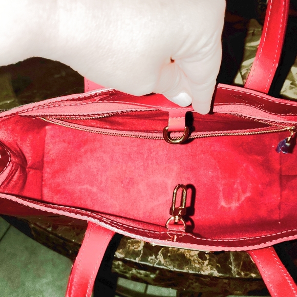 Louis Vuitton Vernis Wilshire PM in Pomme D'Amour Red w/ $30 COA - Picture 8 of 9